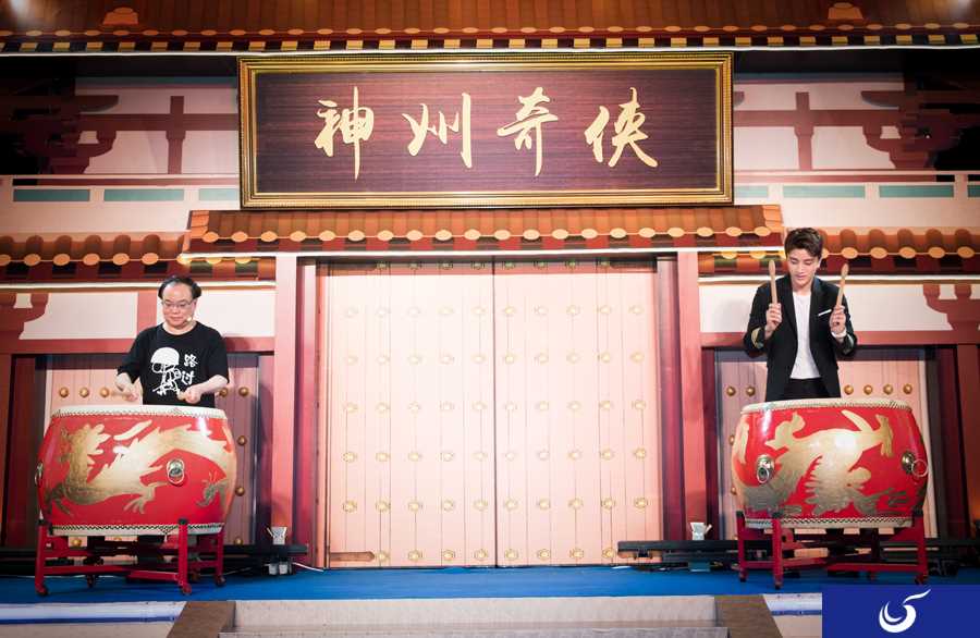 贾乃亮温瑞安同台现身《神州奇侠》影游联动发布会