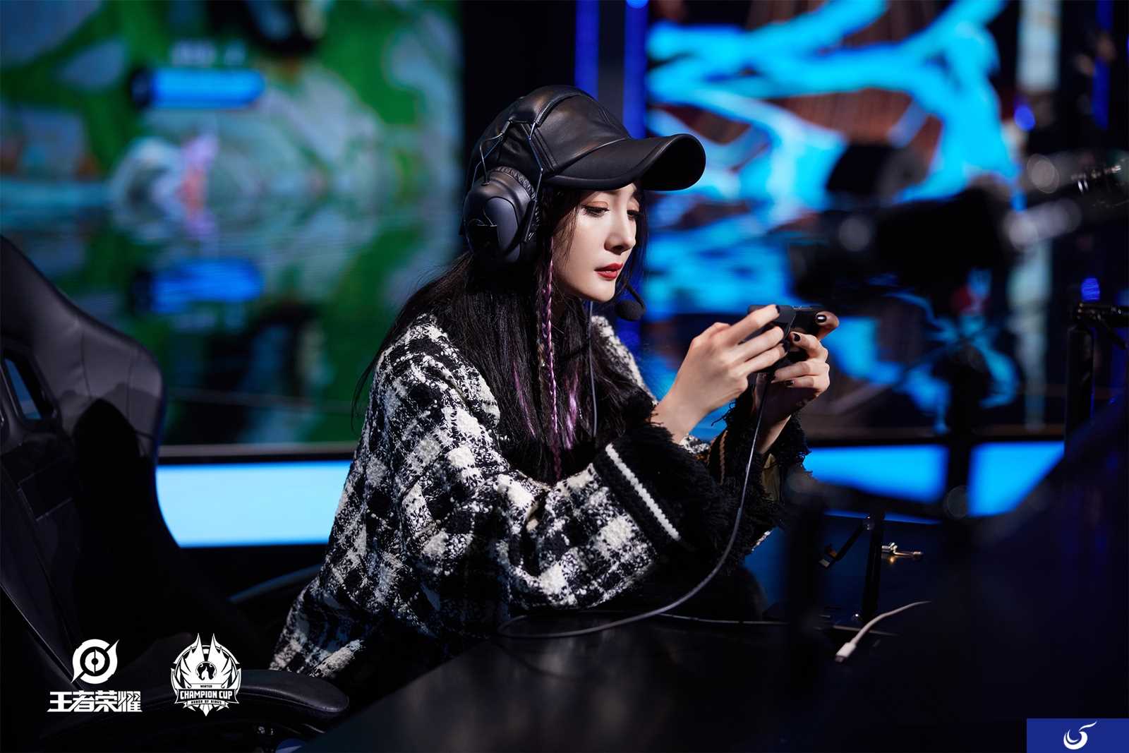 杨幂在王者荣耀年度直播玩张飞被锤 首秀就打自闭了