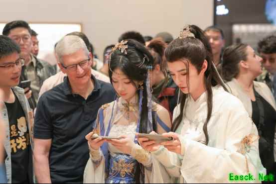 库克现身北京Apple三里屯店，为逆水寒手游惊艳画质频频点赞